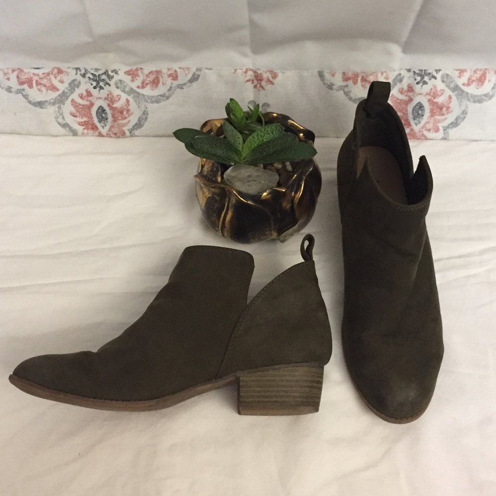 3/$25 American Eagle Outfitters Ankle Booties 7.5